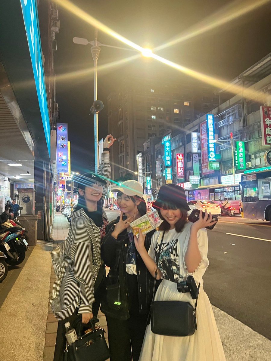 PiXMiX 1st Tour「GIFT」🎁
台湾公演ご来場有り難うございました✈️🇹🇼
日本から駆けつけてくださった皆さん謝謝！！

今回のGIFTは台湾のビーチ清掃をしてきました🧹
そして、ゲストピアニストのユキさんと青き桜🌸を披露🎹
バスツアー🚌食事会🍽️と盛り沢山でしたね！