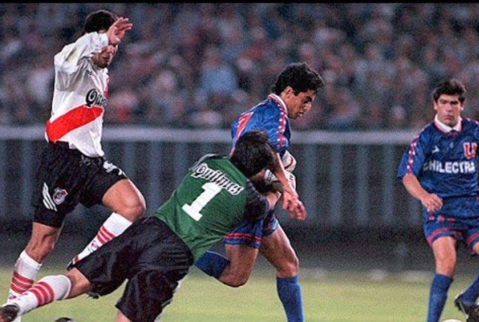 A que edad se enteraron que Alfredo Rodas le dijo a Ronald Fuentes en la semifinal del 96 que 'estos partidos no se ganan en cancha' y todavía hay gente que cree que no le robaron esa Libertadores a La U