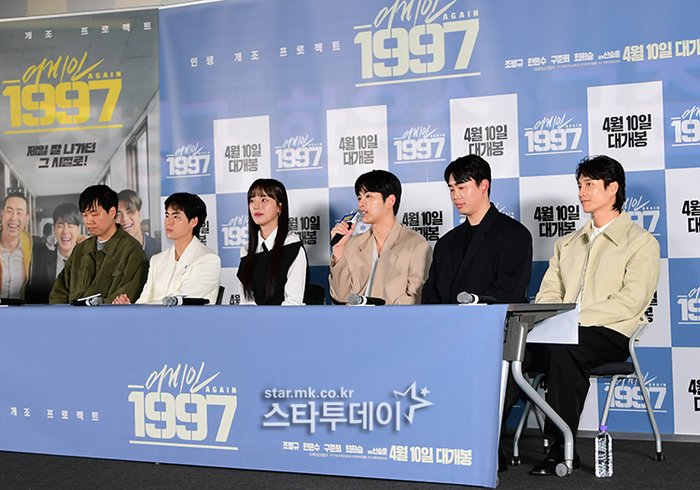 BoomStreamKoo's tweet photo. how many years we patiently wait for this day coming. he sit infront alot of reporter n camera taking his pict n share abt his new movie / drama

not only idol, now junhoe become an actor 😍 https://t.co/9fCXxKYXs1