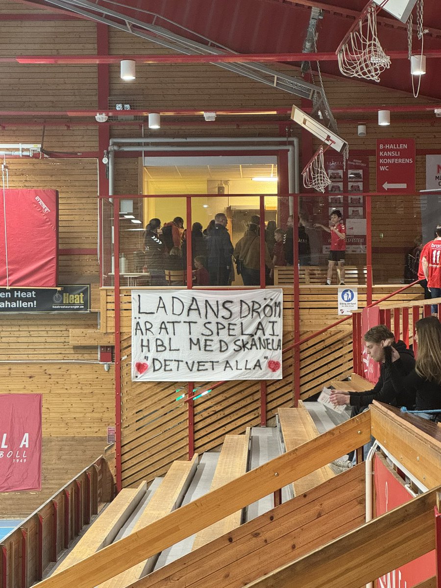 maddegu's tweet photo. Alltid lika kul att uppleva Skånela på hemmaplan. 
Vilken start på detta kvalspel 💯💪🏽 
#skånela #handbollsligan #kval https://t.co/4uFv9yUdXp