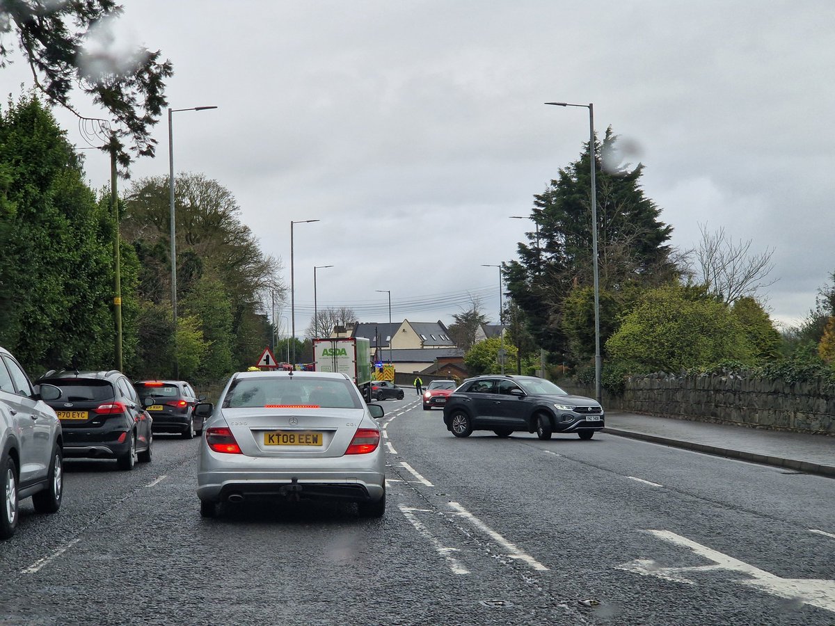 thedaniel46's tweet photo. Something happening on the carriageway outside culloden. Police making traffic turn back towards bangor, complete road block. #Belfast #BelfastLive #CullodenHotel https://t.co/Rxzh9FyrJa