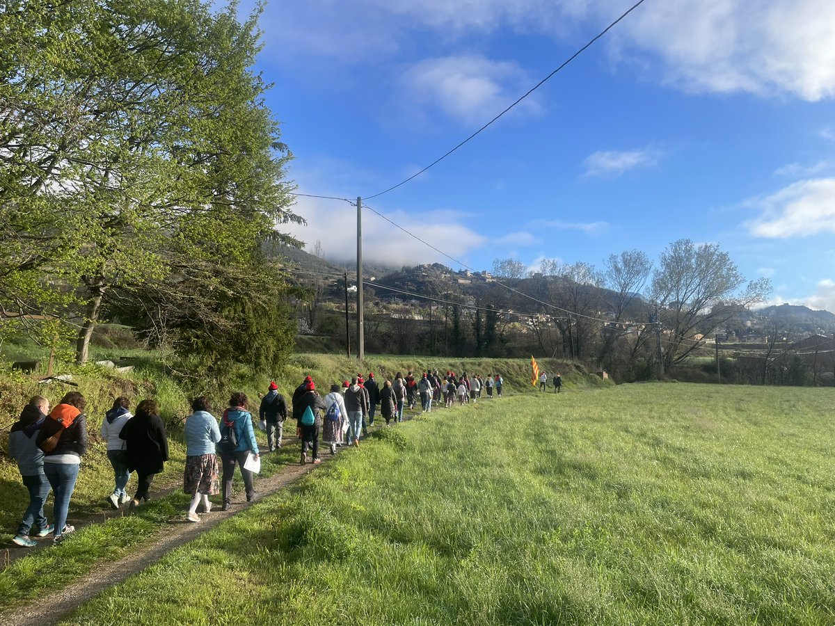 avvlavalldan's tweet photo. Un dilluns de pasqua més envoltats de caramelles i de totes aquelles persones que fan que aquesta tradició segueixi més viva que mai.  
Visca les caramelles i visca La Valldan. 💚
#caramelleslavalldan24 https://t.co/YOEIAwiXlH