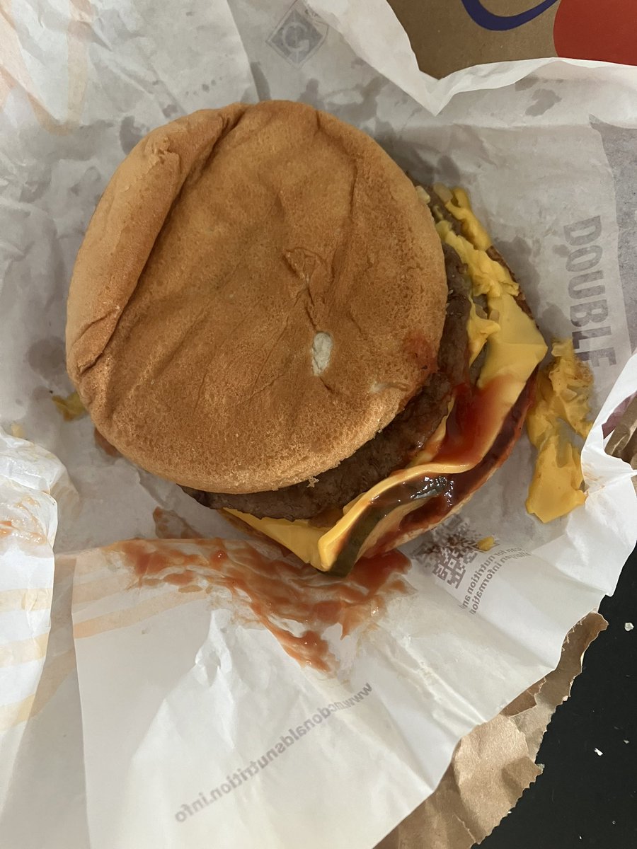 Bird14093343's tweet photo. @McDonaldsUK look at this for superb presentation… just how it looks on the billboards! https://t.co/nVknr5UyLl