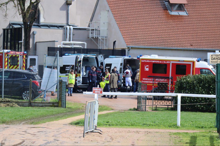 Deux jockeys transportés à l'hôpital de Montluçon après une chute rjfm.net/news/deux-jock…
