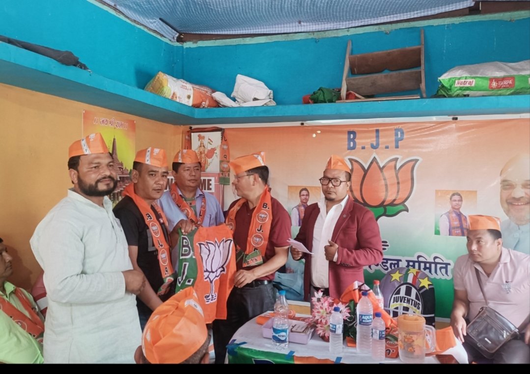 Rajyoorayee's tweet image. सगठनीक कार्यक्रम दार्जिलिङ जिल्ला  देशसर्वोपरी सगंठन सर्वोपरी #ModiKiGuarante
@narendramodi @JPNadda @mangalpandeybjp @blsanthosh @9078Subrat @Abhishe34650762 @aceduos @AjayDay10756916 @Amit89179035 @AstikAwasthi @BJP4Hirapur @bjp_nish @BjpShamlioffice @vinodlic1341 @prakash5859