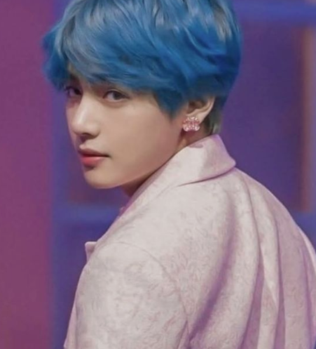 AboutMusicYT's tweet photo. Taehyung in 'Boy With Luv', 2019. https://t.co/kErrLTjPf2