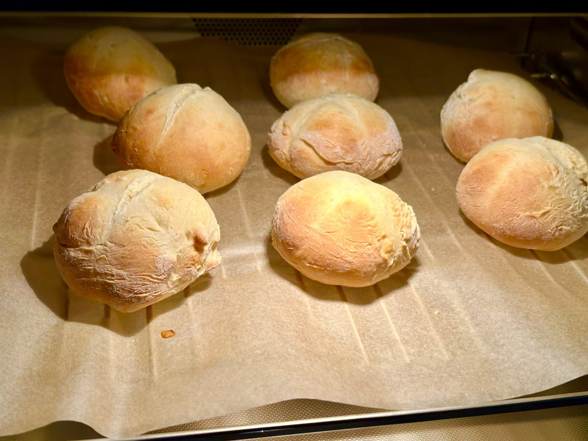 So gleich fertig

Nur echt und handgemacht wenn alle unterschiedlich groß und geformt
sind 🤪

#Quarkbrötchen