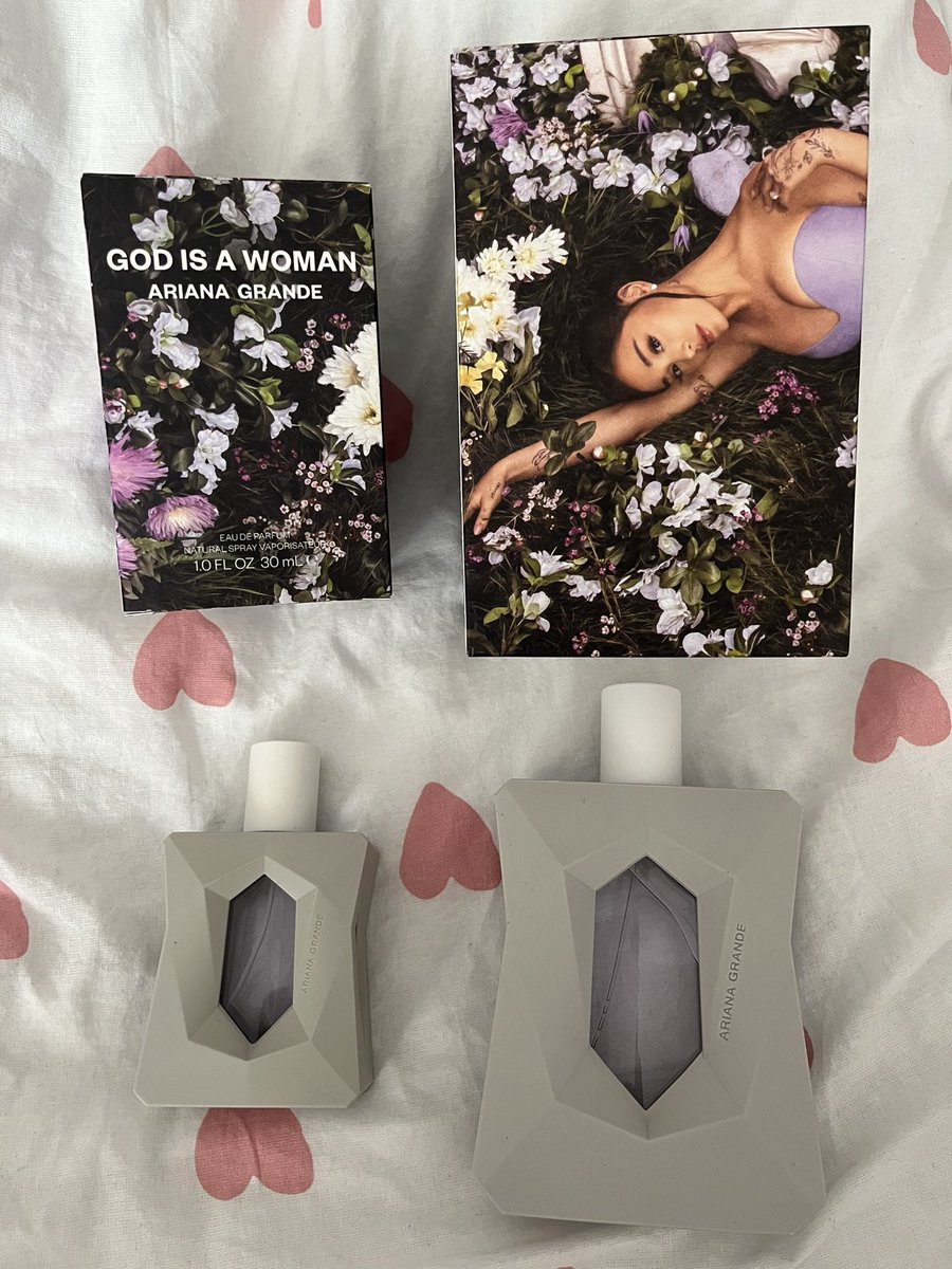 bpinkc's tweet photo. finally got the 100 ml next to my 30 ml, i needed it so bad the small one is almost empty, this is her best one imo💜💜💜
do you guys have a fav???😋 https://t.co/sM1gT5k4OK