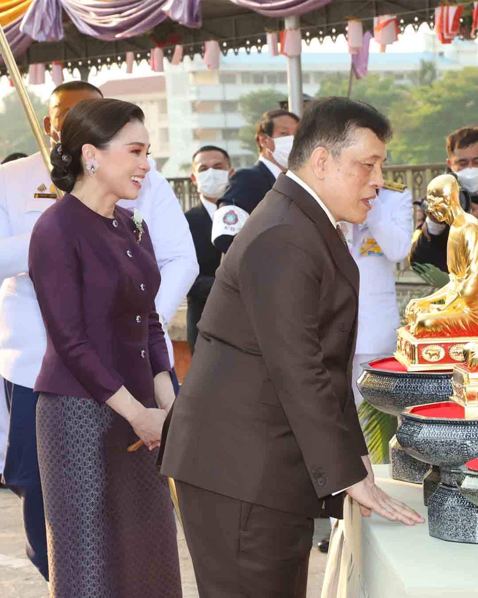 ในหลวง พระราชินี💛💜
เสด็จฯ ไปทรงประกอบพิธีสมโภช “พระพุทธไตรรัตนนายก” ครบ 700 ปี ณ วัดพนัญเชิงวรวิหาร พระนครศรีอยุธยา
.
#ทรงพระเจริญ #บิ๊กโจ๊ก #งานบอลจุฬาธรรมศาสตร์ #หวยงวดนี้