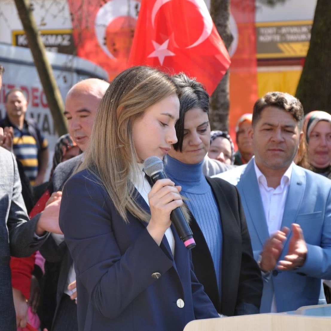 Çanakkale'nin bir beldesinde 22 yaşındaki bağımsız aday Zeynep Çelik, resmi olmayan sonuçlara göre seçimi kazandı. Çelik, Türkiye'nin en genç kadın belediye başkanı oldu.