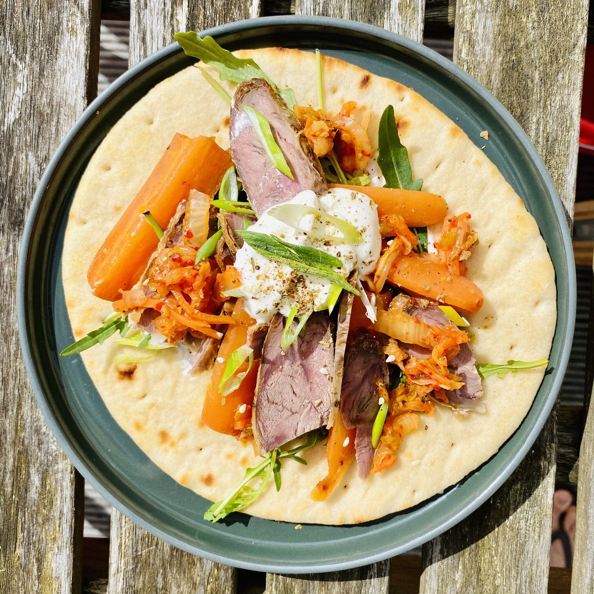 Almuerzo de resurrección: flatbreads with roast lamb, spiced carrot, kimchi, scallion, yoghurt za’atar dressing