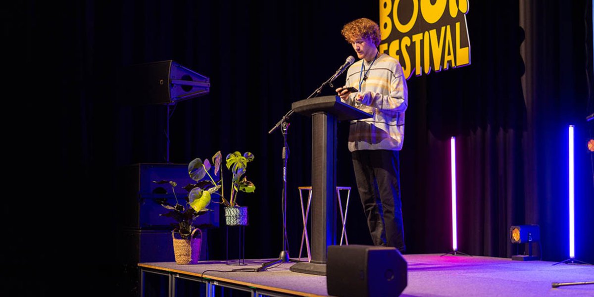 Calling all writers aged 18-26 living in Ireland! Attend @BelfastBookFest this June as #youngwriterdelegates with @IrishWritersCtr 🔹free entry to festival 🔹mentoring w/ writer Deirdre Cartmill 🔹performance opportunity Deadline: Wed 3 April more: irishwriterscentre.ie/opportunities/…