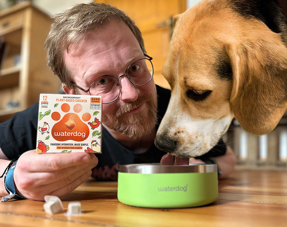 OskarPannier's tweet image. Von #Waterdrop gibt's nun endlich auch was für unsere vierbeinigen Freunde! Mit den neuen PLANT-BASED CHICKEN "Waterdogs" fällt es jedem Hund leicht, sich gut zu hydrieren! 🐶💧

Mit SCHAGGES10 gibt's 10% Rabatt! go.waterdrop.com/Schagges

@drink_waterdrop  #werbung