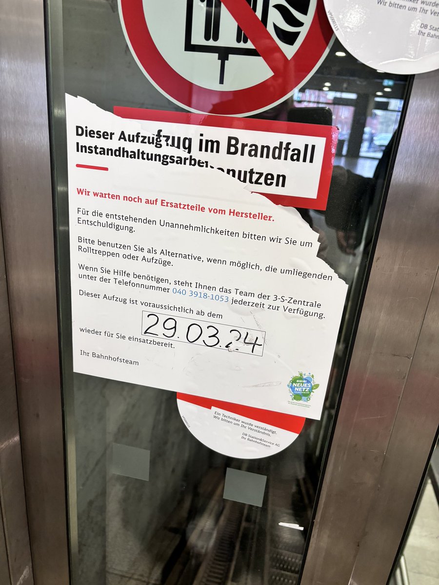 Fahrstuhl S-Bahn Landungsbrücken soll am 29. März 2024 wieder gehen. Großer Mist, wenn man am 1. April 2024 mit dem Rollstuhl davor steht. Man ist nur sauer @SBahnHamburg. Ich vermute, auch nächste Woche hängt das Papier immer noch da.
