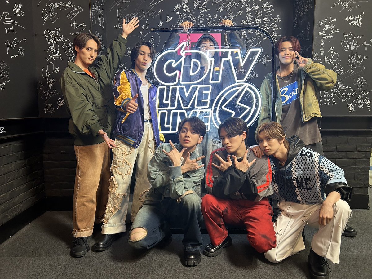 TBSCDTV's tweet photo. #CDTVライブライブ
4時間半Power Song フェス💪
本番直前ショットで実況中だよ📸

このあとは 踊ってみた企画🕺に
#TravisJapan が登場！
パワーソングとしてリクエストが多かった
#KingGnu の大人気曲
「Teenager Forever」を激アツダンス❤️‍🔥

#CDTV
#TBS https://t.co/6J27gXWydI