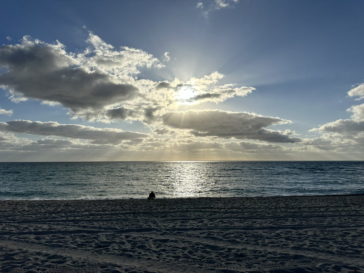 TrialDoc's tweet photo. A beautiful start to the start to the week. 🏃‍♀️🌤️#MiamiBeach #RunMiami #RunMiamiBeach #MarathonTraining https://t.co/24xG8FXycX