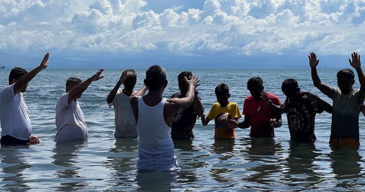 Op-Ed: Christians Risk Death Today as They Follow Jesus' Command to Be Baptized westernjournal.com/op-ed-christia…