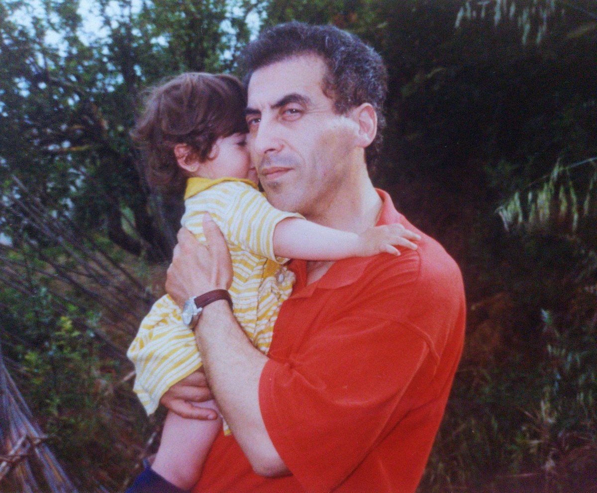 Non credete mai a quelli che vi dicono che col tempo l'assenza di qualcuno inizia a fare meno male. 
Io, invece, ho male dappertutto papà, senza di te.