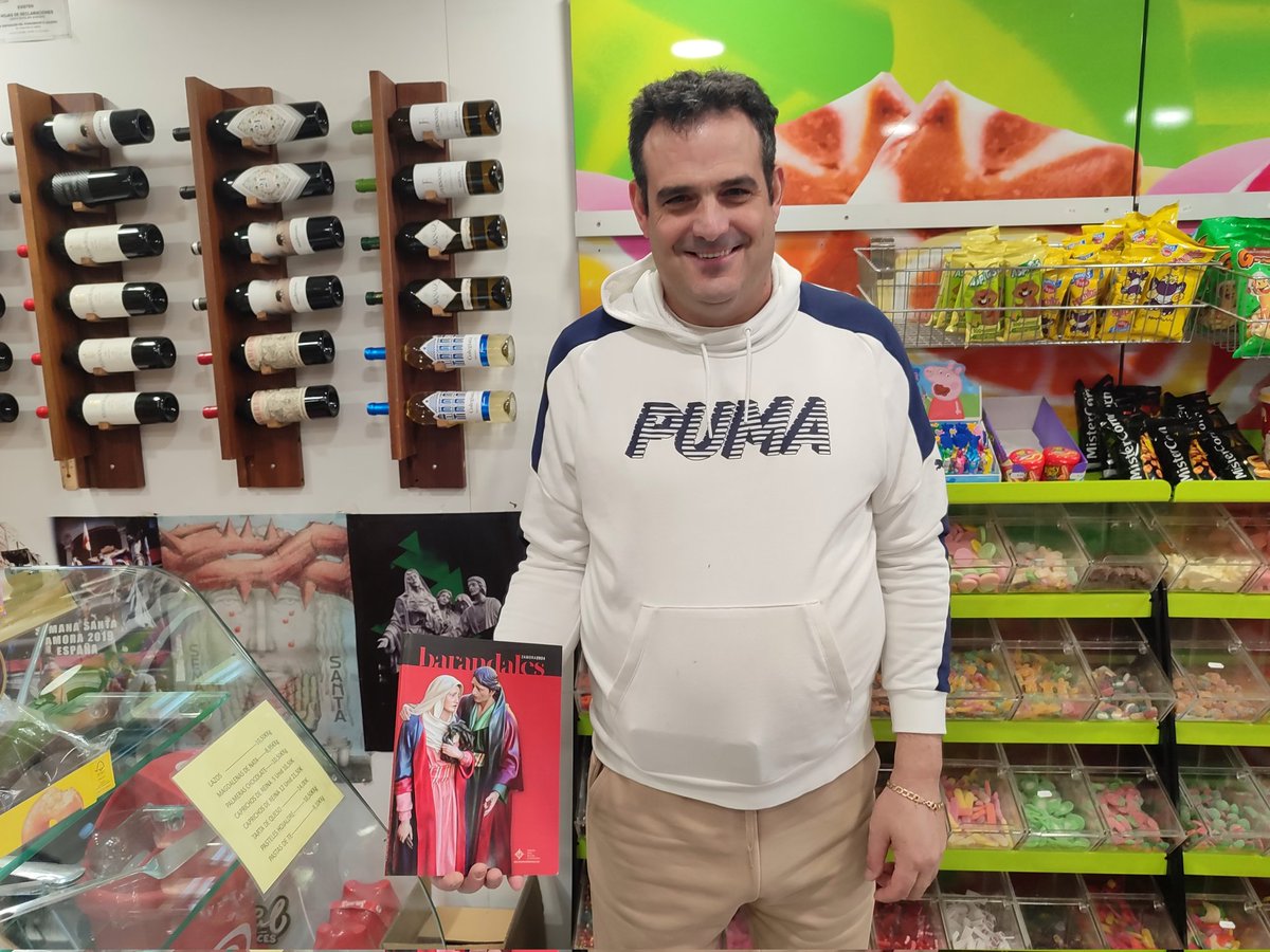 Aunque la Semana Santa haya finalizado aún puedes encontrar la revista en los puntos ya señalados.

Fotos: Kiosco Felipe y kiosco Don Kiosco.