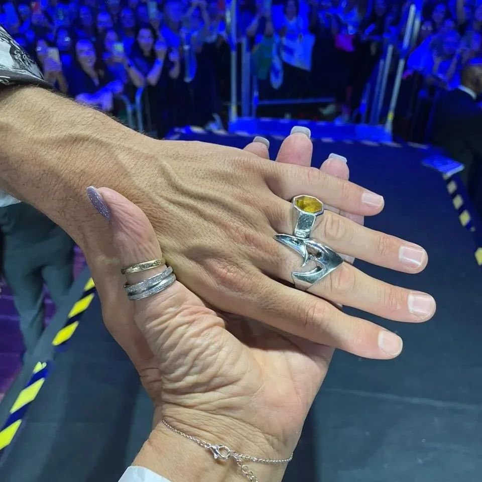 What a beautiful picture!!! Smart lady took a picture of Can’s beautiful hand 👌 Well done 👏👏👏 Credit: @/Raffafustango on IG #CanYaman