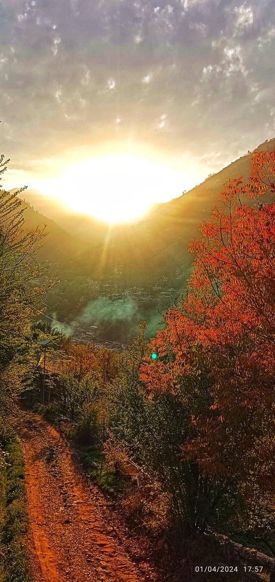 rameshpathania's tweet photo. Strong and golden rays of the Sun at sunset. Few things in life are free, for rest you have digital money #Sunset #kullu #lugvalley #nature #sunscapes https://t.co/t8ayJwNAEy