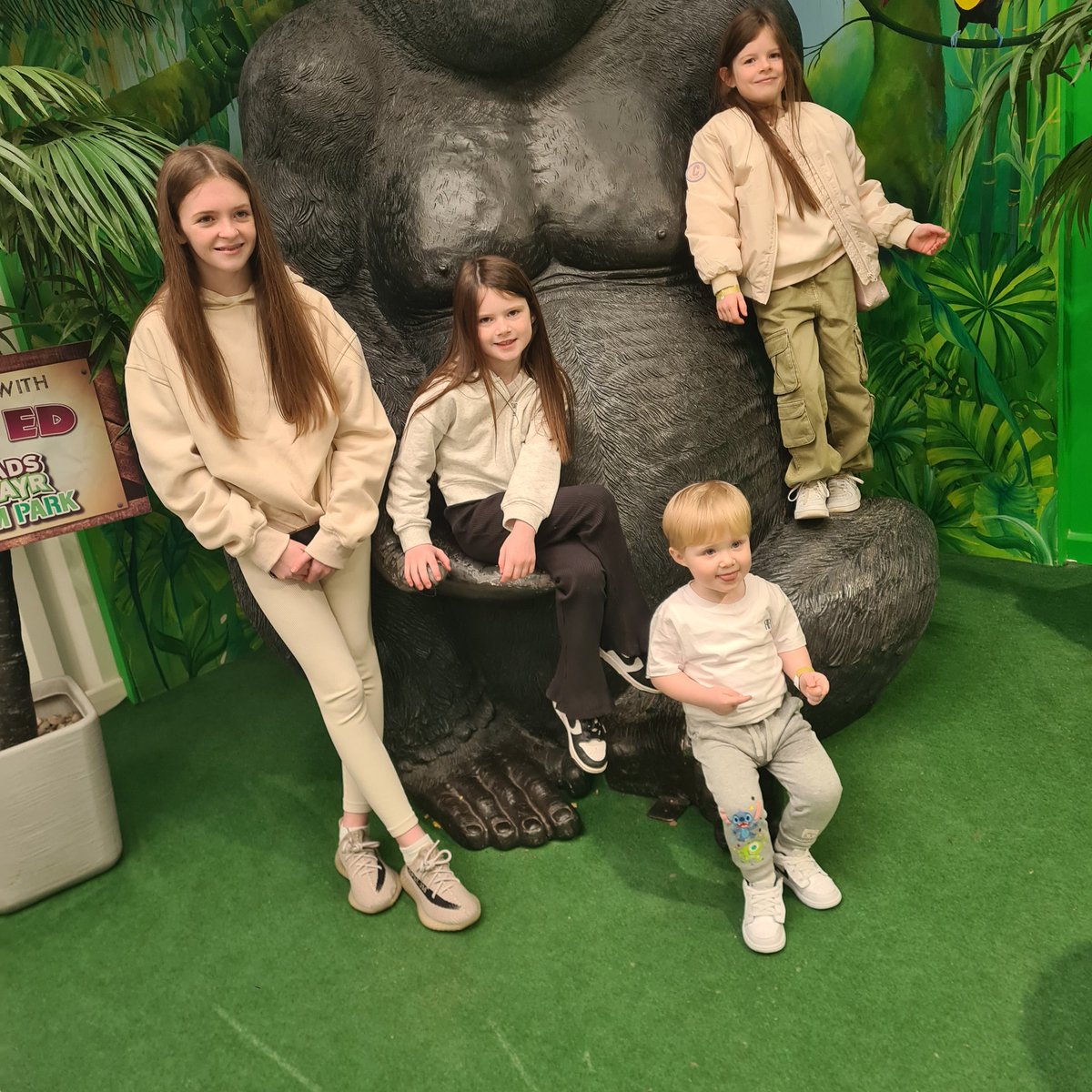 Jo4nn4b4n4n4's tweet image. Nice day out at Heads of Ayr yesterday with the girls and wee Brodie 🥰