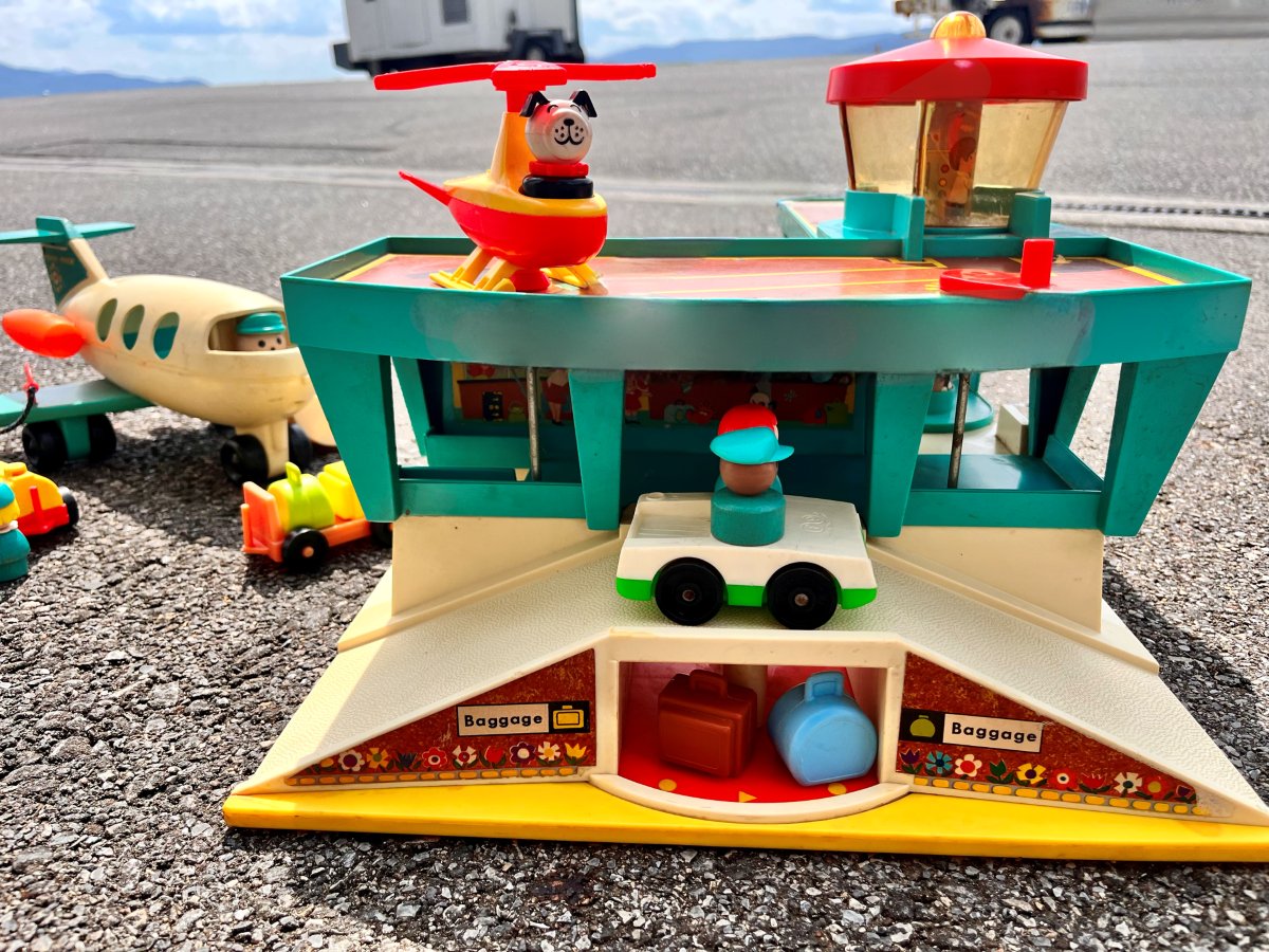 flyROA's tweet photo. Our new photoshoot of the airport and our employees turned out well! ✈️⛽

#aprilfools #flyroa https://t.co/gMMT52D97I