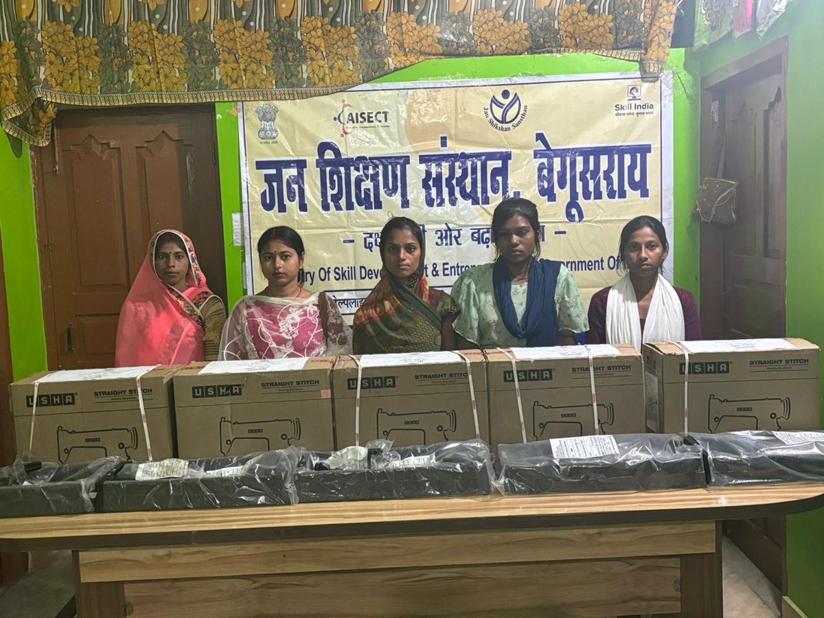 JSSBegusarai's tweet photo. जन शिक्षण संस्थान बेगूसराय के पाँच लाभार्थीयों को जिला नियोजनालय बेगूसराय के तरफ से  श्री राणा अमृतेश जी (जिला नियोजन पदाधिकारी बेगूसराय) के द्वारा सिलाई मशीन वितरण किया गया।
#SKILLINDIA
#MSDE
#NSDC
#BEGUSARAI
#Bihar 
#AISECT https://t.co/ZCZTDLe8Kh
