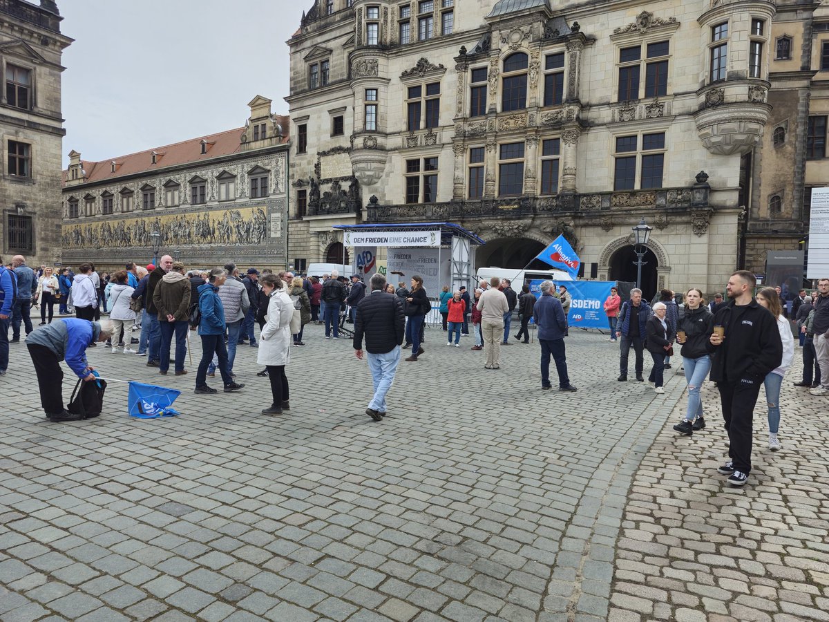 mschwarz87's tweet photo. #dd0104 #Dresden #Ostern AfD
Am Schloßplatz soll in wenigen Minuten die Kundgebung der faschistischen AfD beginnen.
Bisher sind André Wendt, Mike Moncsek, Arthur Oesterle, Mario Beger und Achim Exner vor Ort.
Zudem einige Querdenker und extrem Rechte Medienaktivist:innen. https://t.co/alWt6BNiFc