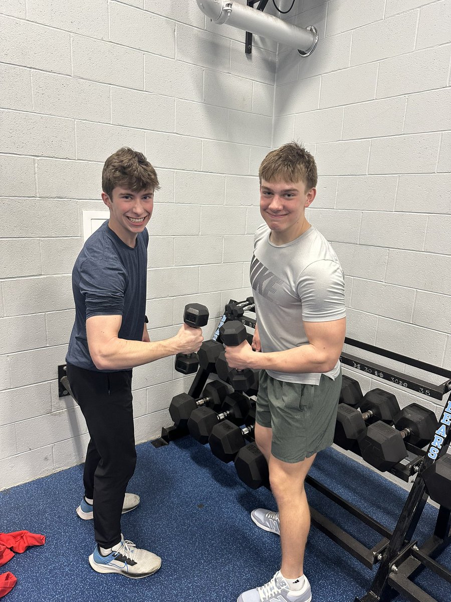 BerlinStrength's tweet photo. 2nd Period wanted to show off their spring break pump💪🏻 #armshow https://t.co/fMUDHKb5aE
