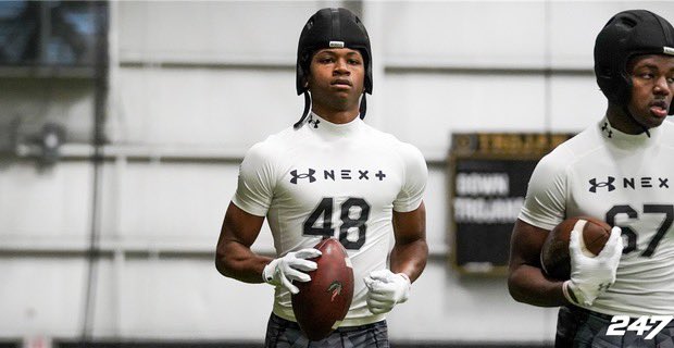 There are a bunch of schools still pushing for #Top247 receiver Travis Smith Jr. He’s focused on four: #Alabama #Auburn #Georgia #Tennessee He’ll take four official visits, for now, and spoke about each of them. VIP: 247sports.com/Article/latest… @Travis_Smith_Jr @247Sports