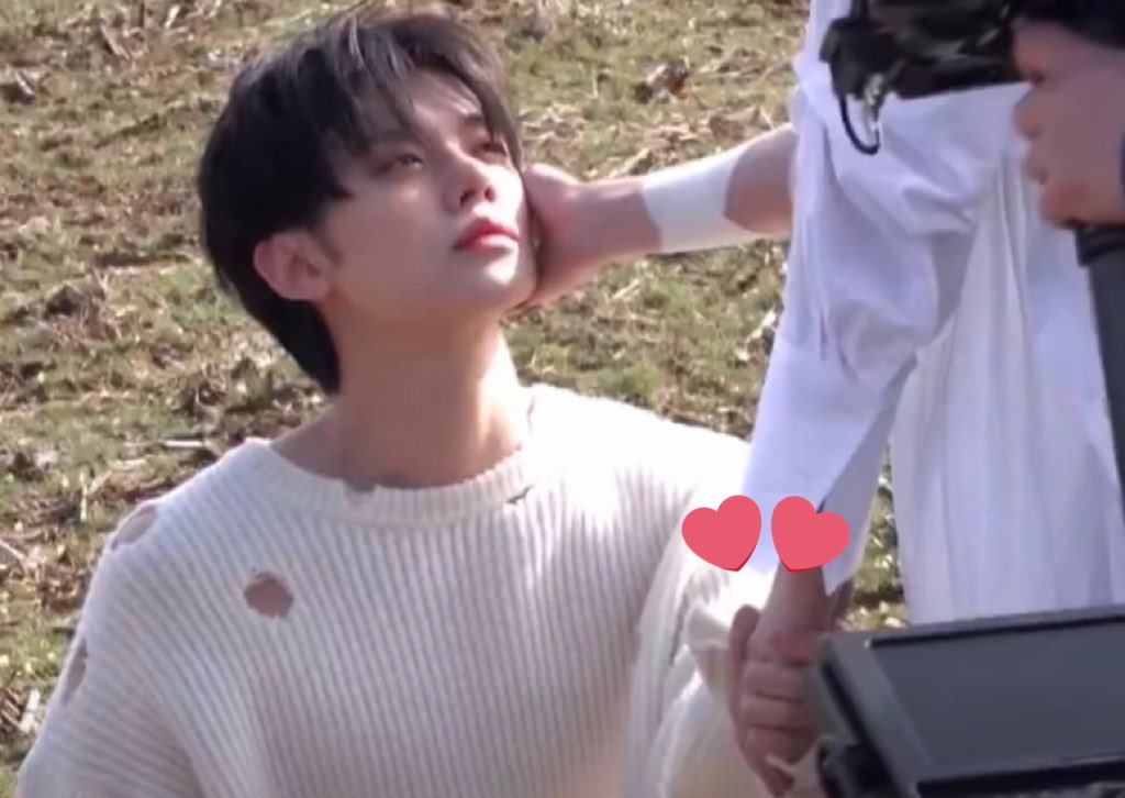 on_you17's tweet photo. 아니 ㅅㅂ 지금 최연쥰도 최밤규 손잡고있는데?? https://t.co/XQ9rRCwlAV