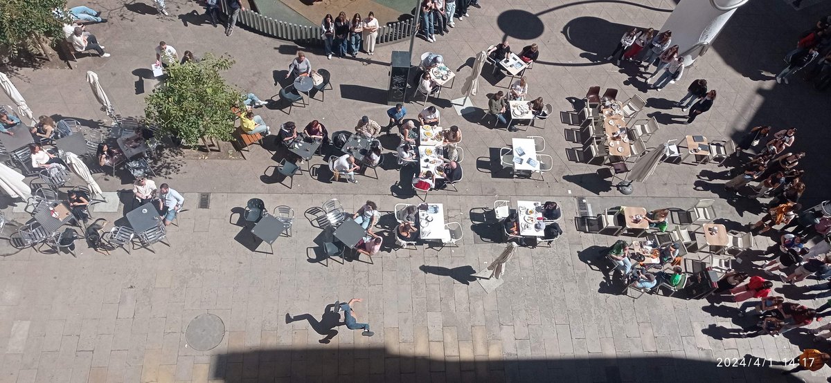 E00904223's tweet photo. @Albert_Batlle_B @Bcn_CiutatVella @aavvbarceloneta Se't veu be gaudint del bon temps i la bona taula. Els que intentem fer treball a casa i necessitem concentració no podem dir el mateix donat la conversió de certes places sense punts de música autoritzats en auditoris descontrolats. Què en penses fer? La GUB està capada oi? https://t.co/xOhJhlAuKr