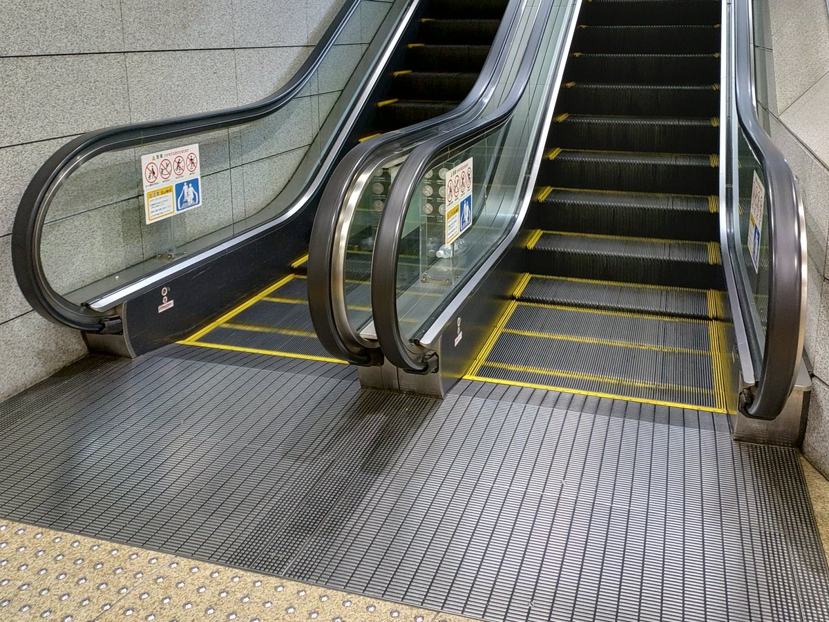 sonaeru's tweet photo. 先日、JR水戸駅でエスカレーター死亡事故が発生しましたが…

このような事故時に「ふーん」ですまさず、「いつも使うエスカレーターの緊急停止ボタンってどこだっけ？」と考えることが防災では重要です。

こちらは東京駅、エスカレーター上下のサイドにありました。最寄り駅でぜひチェックを。 https://t.co/djBdKiMKd9