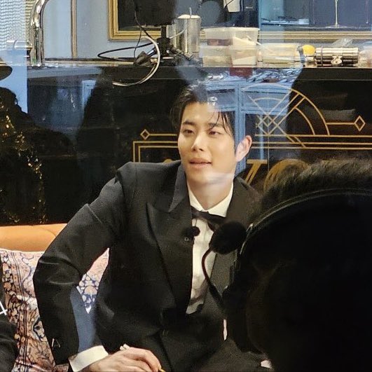 MJ spotted filming for XYOB YouTube show. MJ in suit OH MY GODDDDD SO HANDSOME 😍 #엠제이