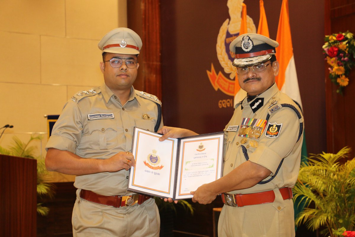 On the occasion of #89thOdishaPoliceFormationDay, Sri Abhishek Panigrahi, OPS, SDPO, Sundergarh is conferred with DGP’s Disc by Sh. Arun Kumar Sarangi @DGPOdisha for his outstanding performance.