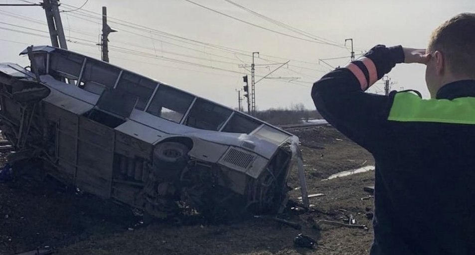 ikisahilnews's tweet image. 🇷🇺‼️ Rusiyada sürət qatarı #sərnişin avtobusu ilə toqquşub. #Yaroslavl vilayətinin Berendeyevo şəhərində idarə olunan keçiddə sərnişin avtobusu ilə Arxangelsk-Moskvasürət qatarının toqquşması nəticəsində 7 nəfər #həlak olub.