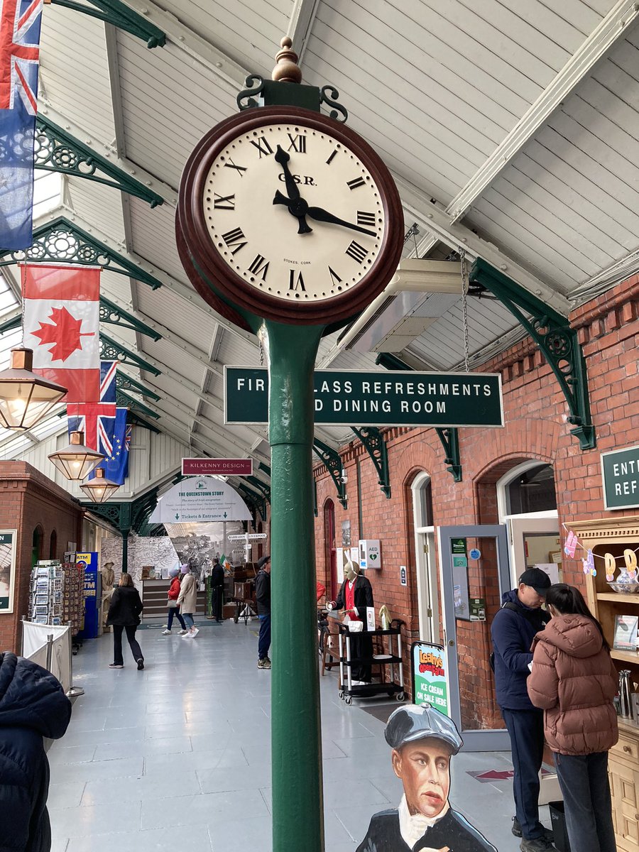 This beauty in #Cobh’s old railway station has been keeping time for almost a hundred years. 1/ #RestoreClockTower #PublicClocks #LocalHeritage @RPSITrains