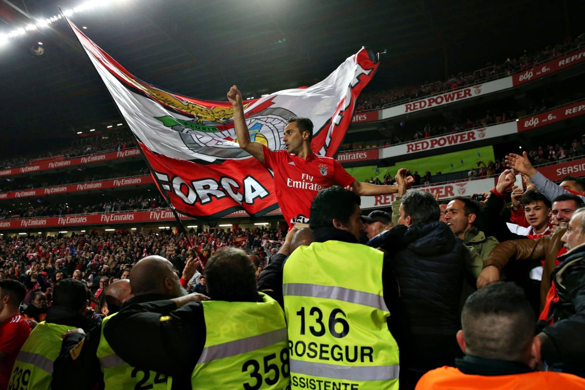 Jonas faz hoje 40 anos. Chegou ao Benfica a custo zero e já depois do fecho do mercado, saiu como uma lenda. 183 jogos, 137 golos, 35 assistências, 9 troféus. Jogador de culto.
