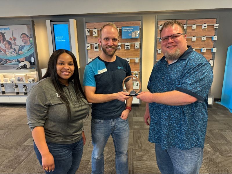 Congratulations to Assistant Store Manager, Griffin on receiving the Service Excellence Award! The award is in recognition of his dedication to providing our customers with the best experience possible. Learn more about our retail careers: go.att.jobs/6013ZtNnd #LifeAtATT 🏆