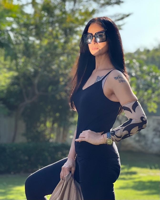 SimranbaggaOffc's tweet image. Breaking free from the routine and embracing a new vibe.

#UnapologeticallyMe #GlowUp #StyleRefresh #NewLook