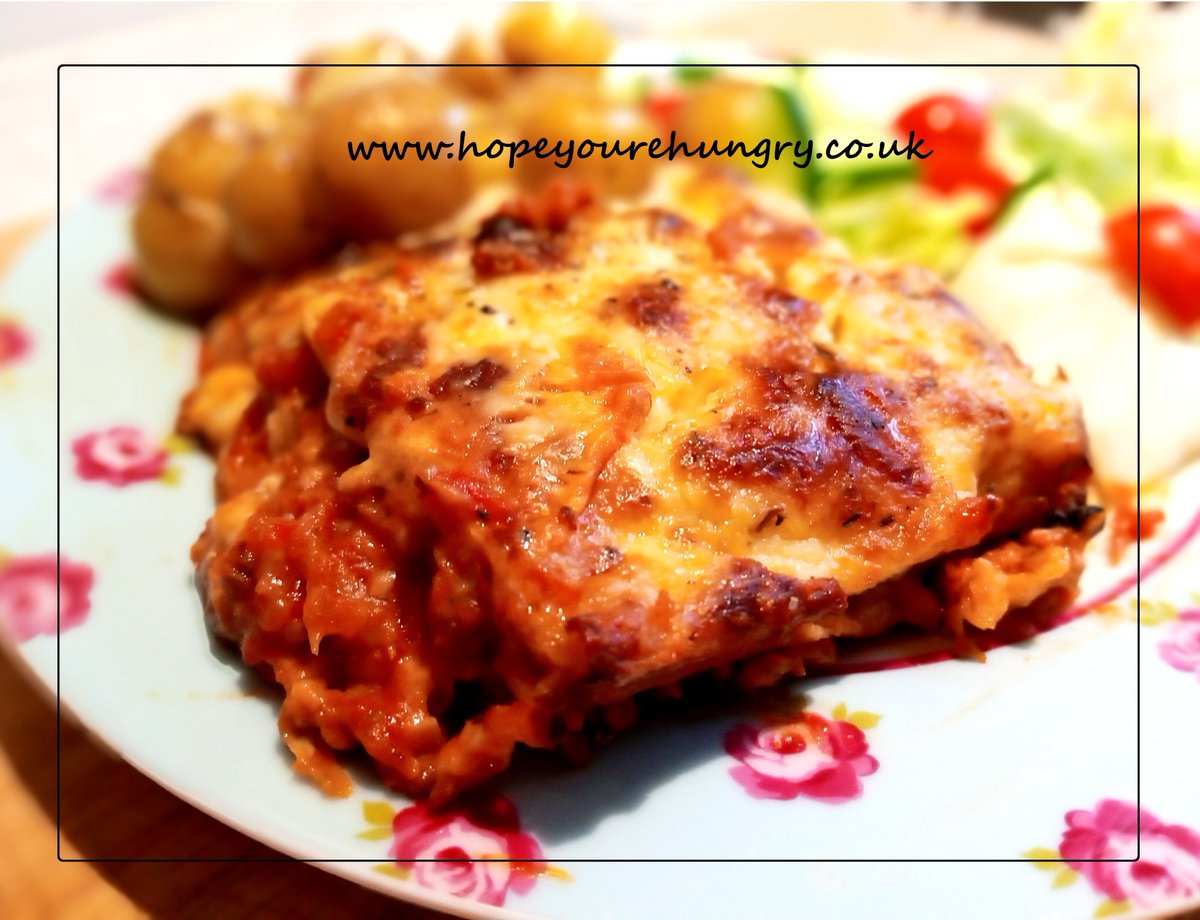 Happy #Monday lovely Hungrys! It's my #lasagne for dinner, starting with a rich #ragu - recipe: hopeyourehungry.co.uk/a-ragu-gu-gu/ Sumptuously slow-cooked sauce, layered with velvety smooth #cheese sauce & #homemade pasta - delicious! Stay hungry! ;) x #bakeithappen #pasta #recipes #bake