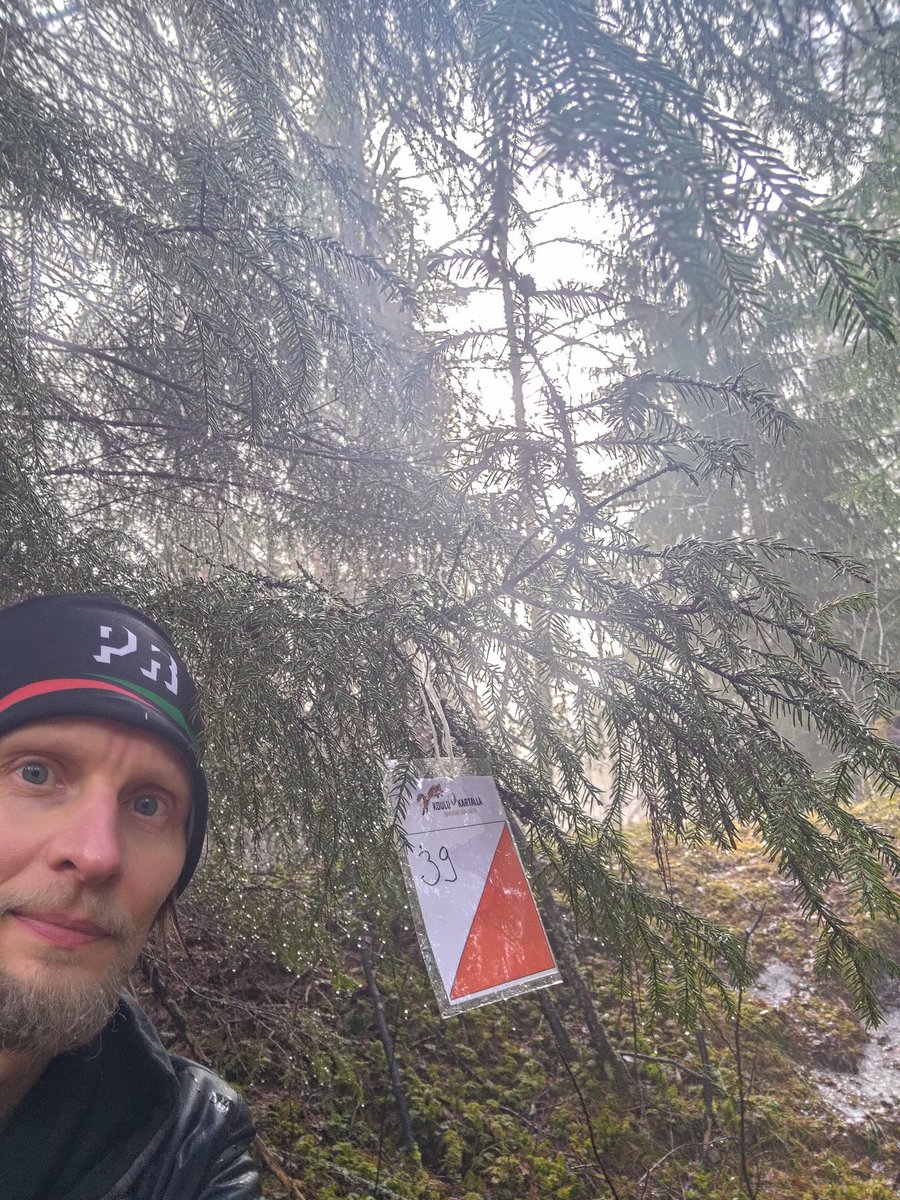 S_Lahdenpera's tweet photo. Enää kuuluu ukkosen kaukainen jyrinä ja raekuuro on helpottanut. Viimeisen rastin kiinnityksen aikana paistaa jo aurinko usvan takaa. Lähikoulun suunnistusharjoitus on suunnistajia vaille valmis. @PaimionRasti @SuunnistusSSL #koulukartalla https://t.co/bS1GgGoU9m