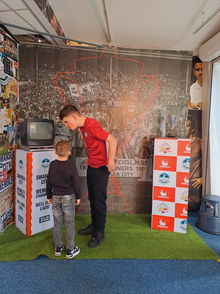 SusanAlder87's tweet photo. 🖤🤍 The boys enjoying a bit of @SwansOfficial history #Swans #AutoglassTrophy 😍🦢 x https://t.co/Nr0zlbiiW6