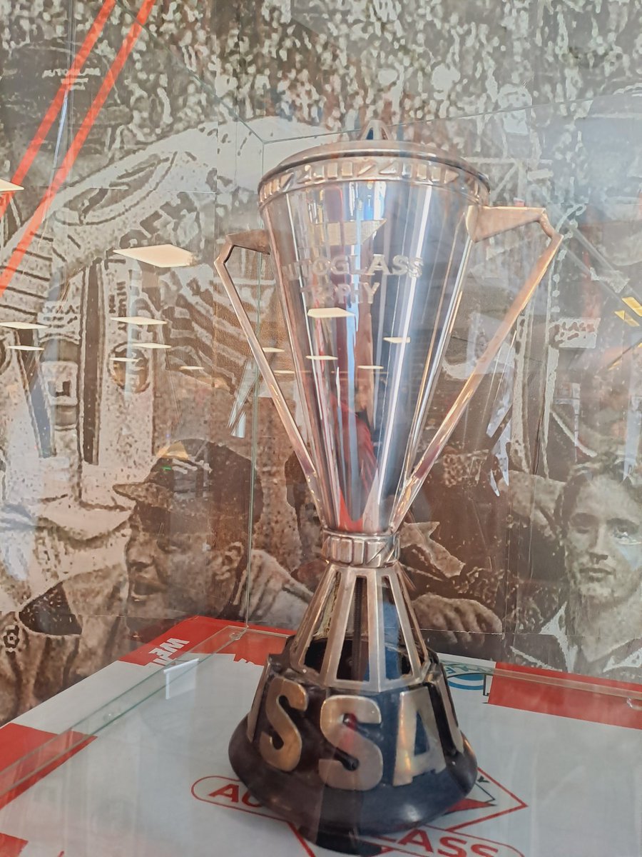 SusanAlder87's tweet photo. 🖤🤍 The boys enjoying a bit of @SwansOfficial history #Swans #AutoglassTrophy 😍🦢 x https://t.co/Nr0zlbiiW6