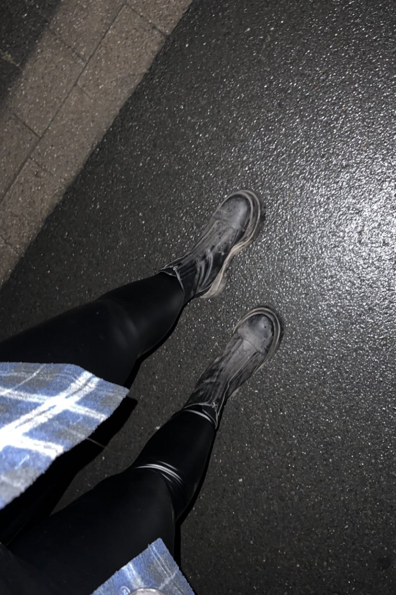 Nach dem Osterwochenende haben meine Stiefel eine intensive Reinigung mit deiner Sklavenzunge nötig! Mach dich nützlich Loser! 🐰💸😋 

#moneydom #findom #geldherrin #sklave #zahlsklave #paypig #boots #stiefel
