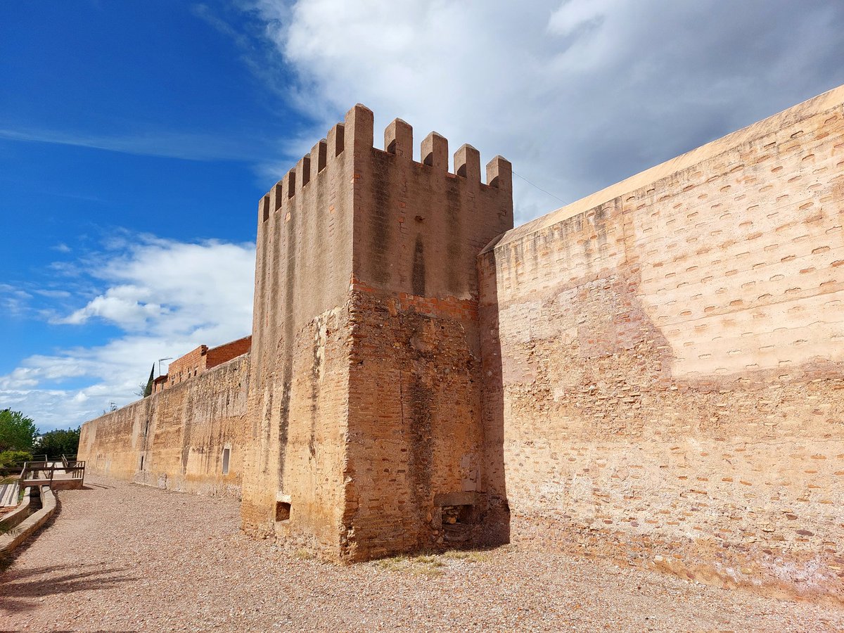 Mascarell, la única localidad amurallada de la Com. Valenciana, surgió en 1233 al ser expulsados los musulimes de Burrriana -Mascarell, del árabe Mu'askarum: campamento-. Su población fue morisca hasta su expulsión en 1547. Seguidamente se amuralló frente a la amenaza berberisca.