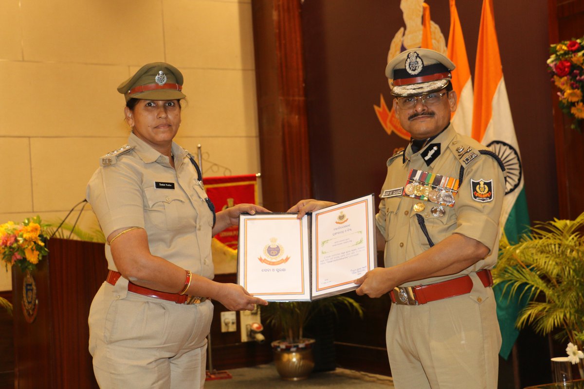 On the occasion of #89thOdishaPoliceFormationDay, Ms. Tarabati Pradhan, Inspector, Bolangir is conferred with DGP’s Disc by Sh. Arun Kumar Sarangi @DGPOdisha for her outstanding performance.