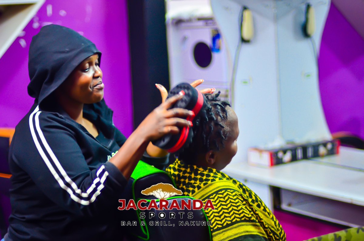 JacarandaBar's tweet photo. Ushai Call dem sleepover lakini size ya kibeti amebeba,
Inakunyima Usingizi 😂 😂 😂
Come experience the finest grooming at our Kinyozi facility, where expert stylists create your perfect look.
#kinyozi #cutzz✂️✂️ #jacarandasportsbar🔥 https://t.co/MF4OHqPW9l