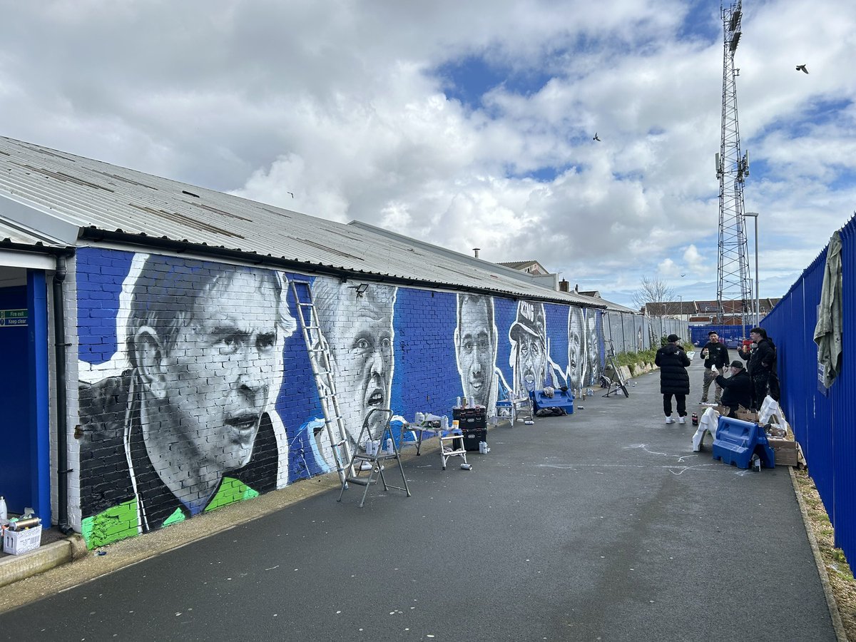 Kevin5LiveChamp's tweet photo. #WIP by the talented @MurWalls team over at club shop *dodging several downpours in the process* is looking top drawer! ππΌπβ½οΈPUP!
#legends @pompey #pompey6 #streetart #mural #playeduppompey
#alanknight #robertprosinecki #guywhittingham #kanu #paulmerson #linvoyprimus https://t.co/eRwoVTDzsl